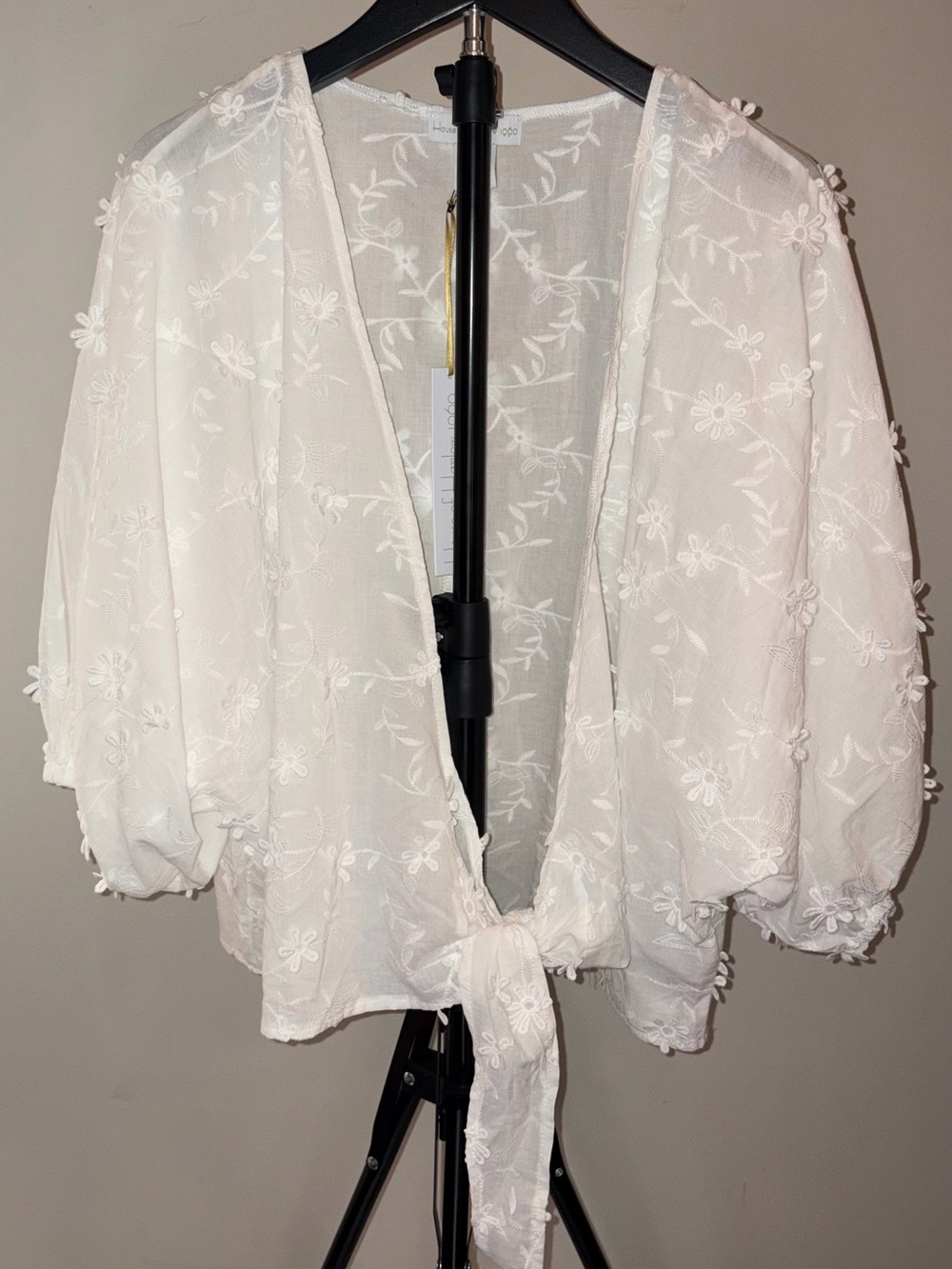 NWT House of Harlow 1960 White Embroidered Floral Tie Front Cover Up Top One Sz